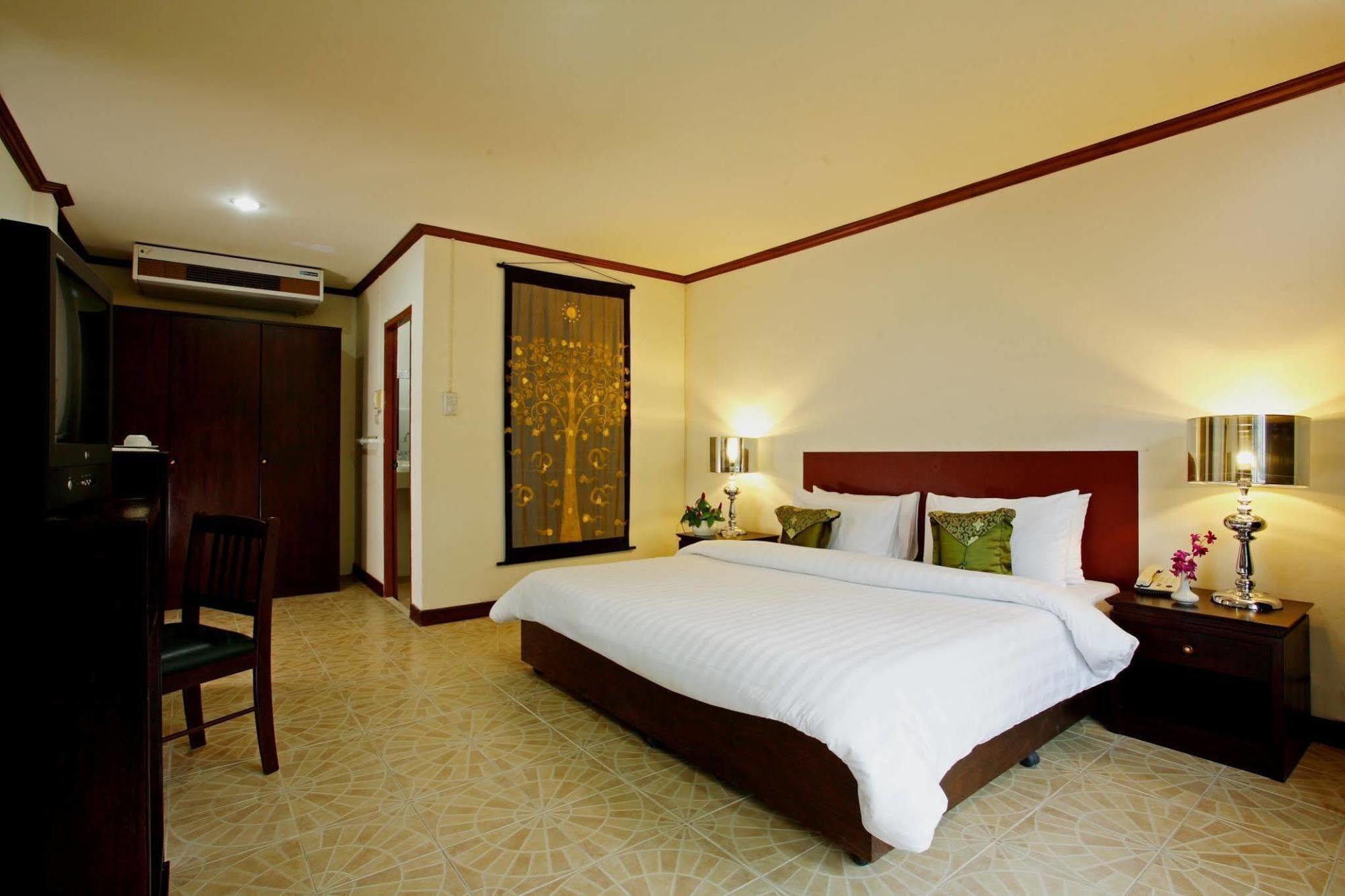 Bamboo Beach Hotel & Spa Patong Exterior foto
