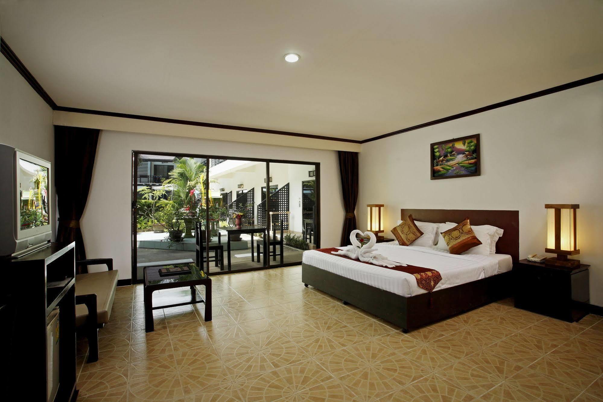 Bamboo Beach Hotel & Spa Patong Exterior foto